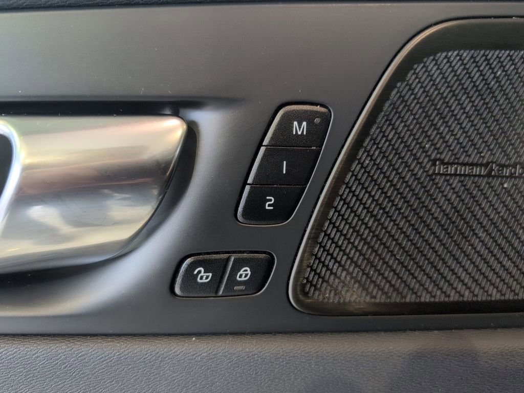 Used 2022 Volvo XC60 B5 Momentum w/ Advanced Package image 9