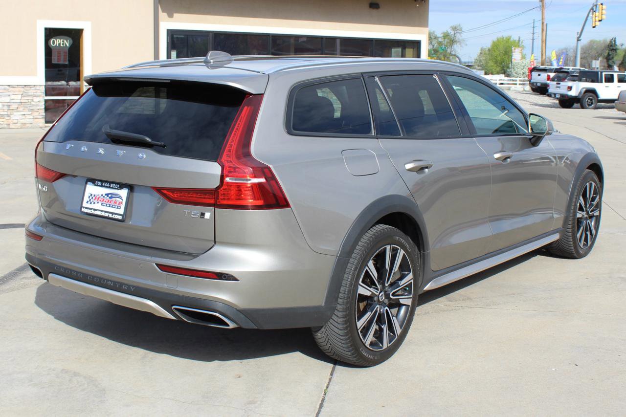 Used 2020 Volvo V60 T5 Cross Country image 8
