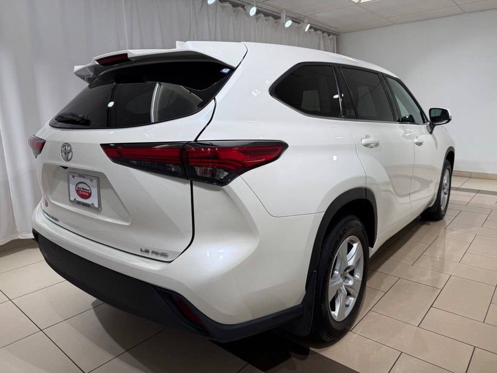 Used 2021 Toyota Highlander LE AWD/4WD image 5