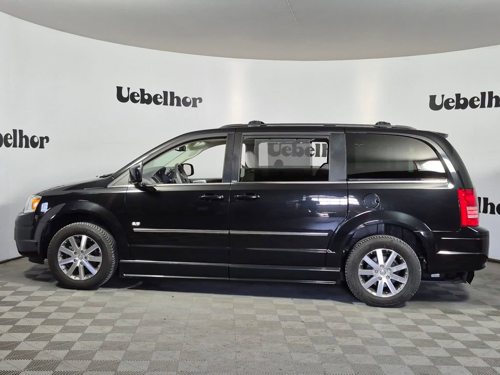 Used 2009 Chrysler Town & Country Touring FWD image 5