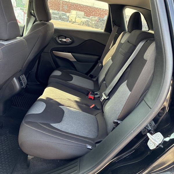 Used 2018 Jeep Cherokee Latitude w/ Cold Weather Group image 26