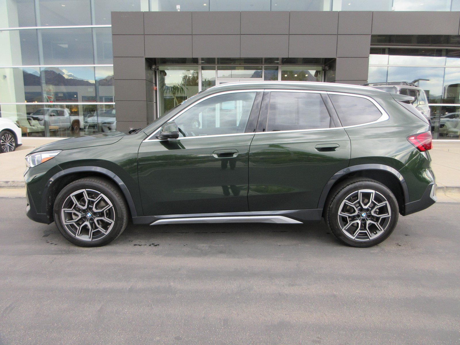 Used 2025 BMW X1 xDrive28i w/ Premium Package AWD/4WD image 3