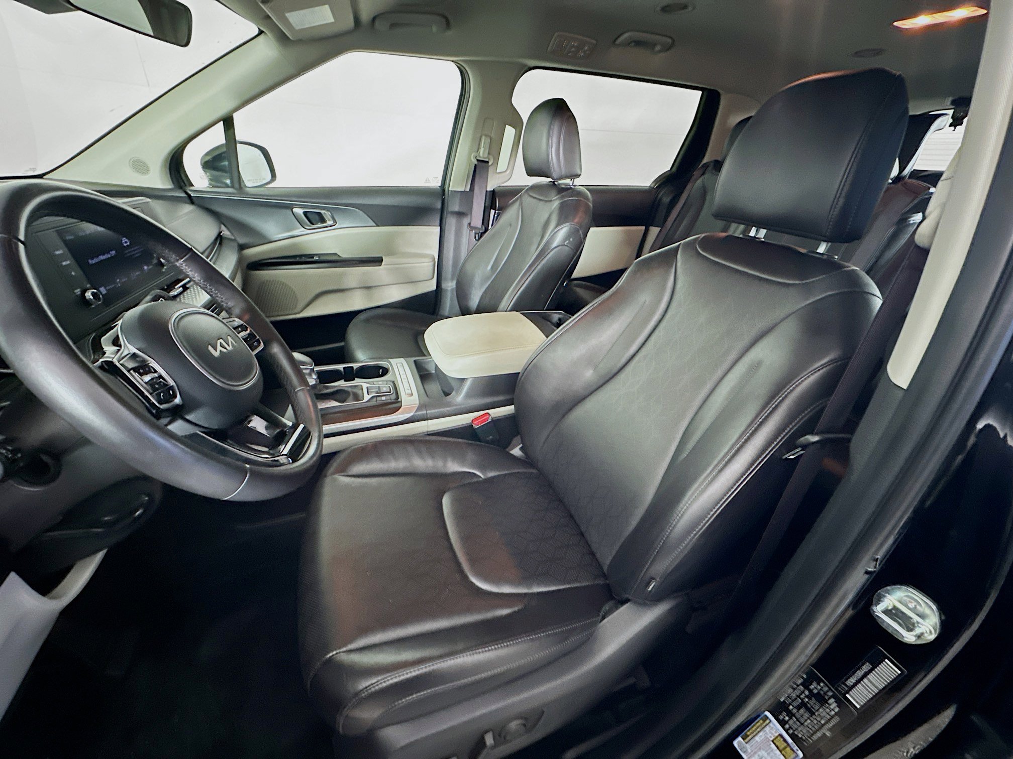 Used 2024 Kia Carnival LX image 13