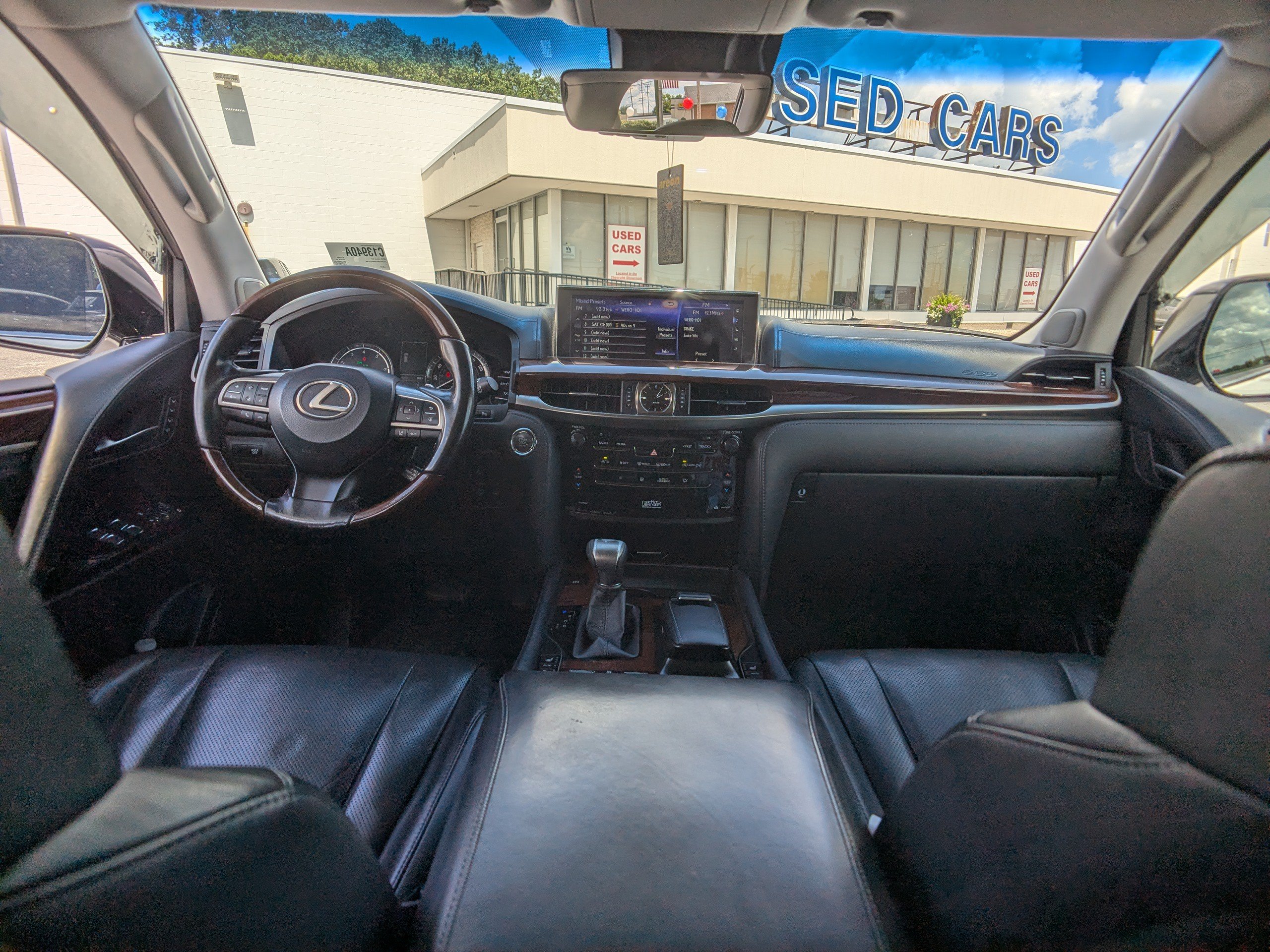 Used 2017 Lexus LX 570 4WD image 18