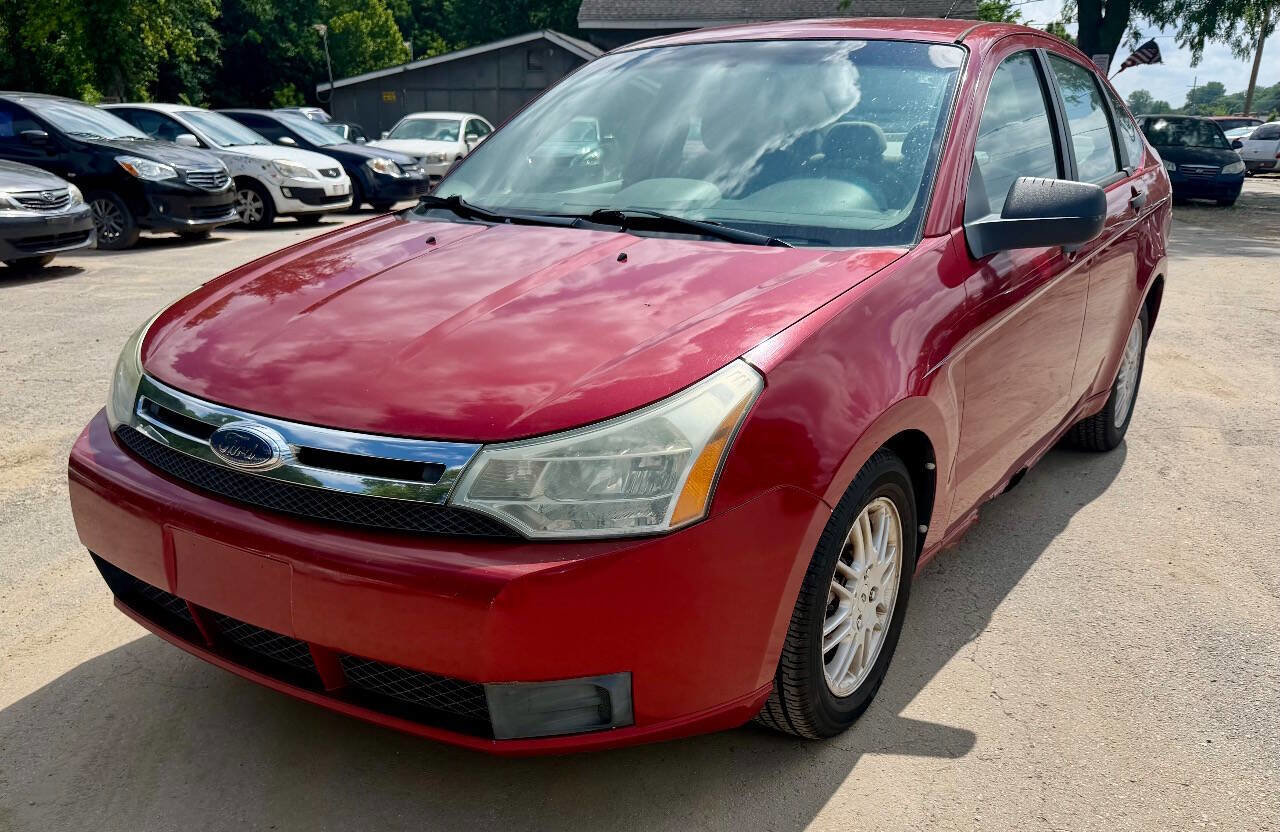 Used 2010 Ford Focus SE FWD image 3