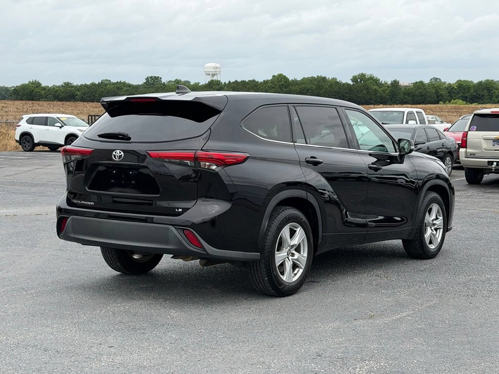 Used 2022 Toyota Highlander LE FWD image 5