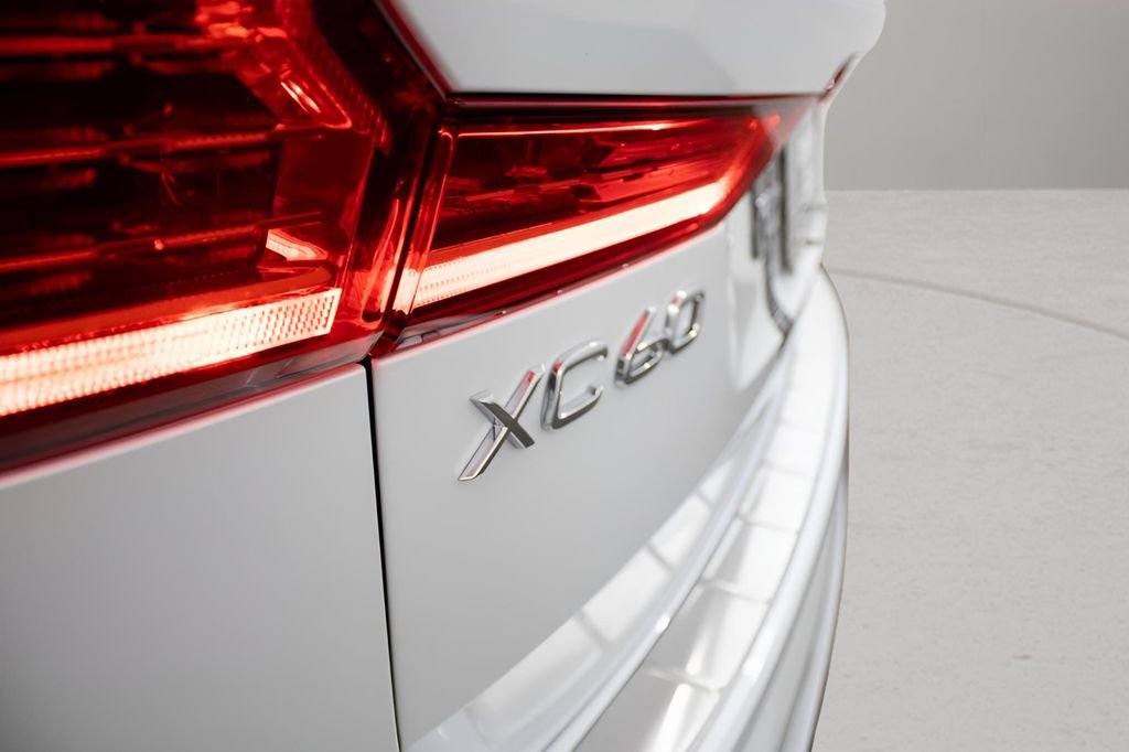 Certified 2025 Volvo XC60 T8 Plus w/ Protection Package Premier image 11