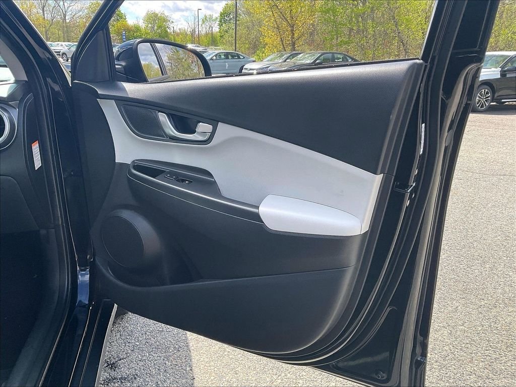 Used 2023 Hyundai Kona SE w/ Cargo Package FWD image 12