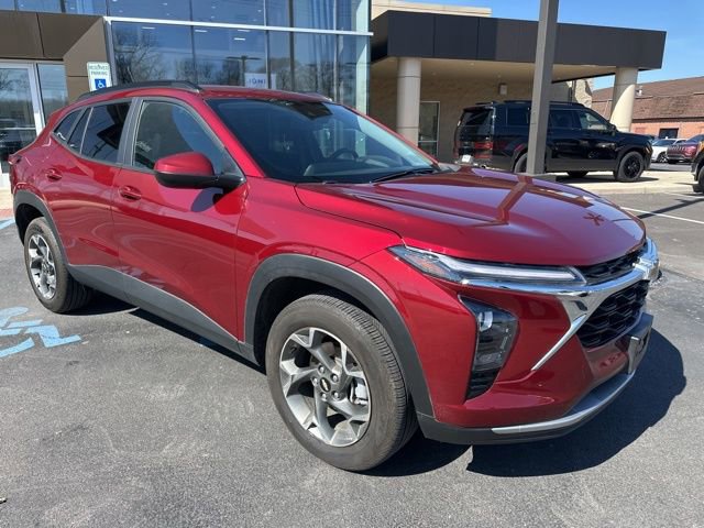 Used 2025 Chevrolet Trax LT w/ LT Convenience Package image 9