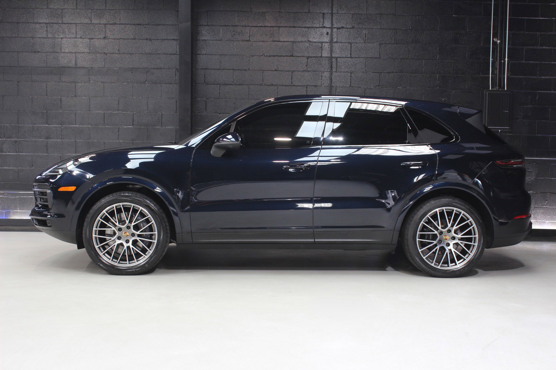 Used 2023 Porsche Cayenne Platinum Edition image 3
