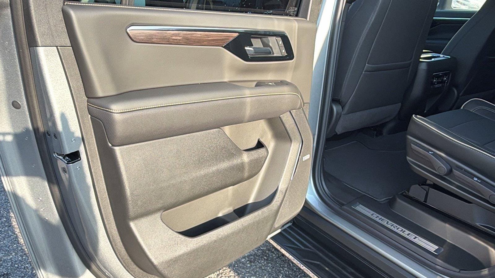 New 2026 Chevrolet Suburban Premier AWD/4WD image 19