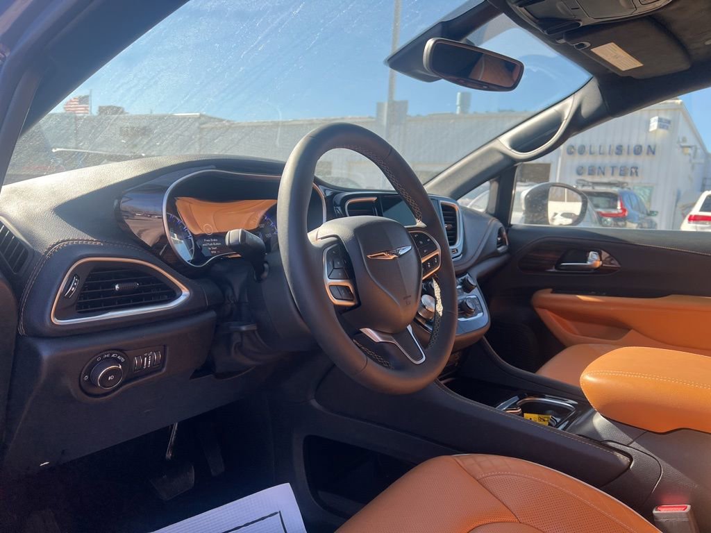 Used 2023 Chrysler Pacifica Pinnacle w/ Trailer Tow Group image 7