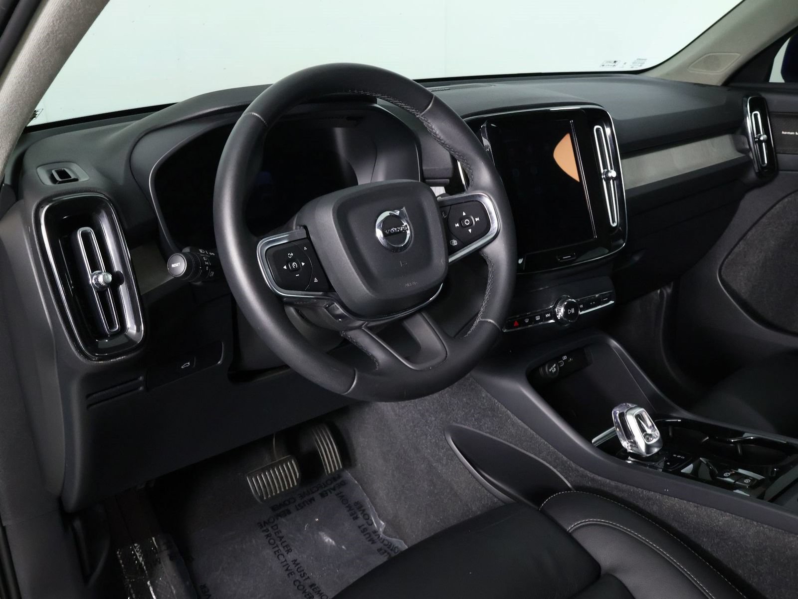 Used 2024 Volvo XC40 B5 Plus w/ Protection Package Premier AWD/4WD image 14