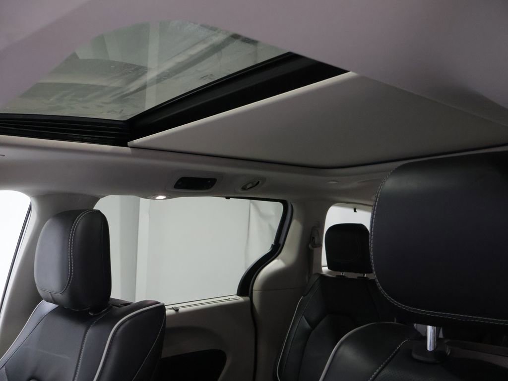 Used 2024 Chrysler Pacifica Limited w/ Uconnect Theater Family Group image 11