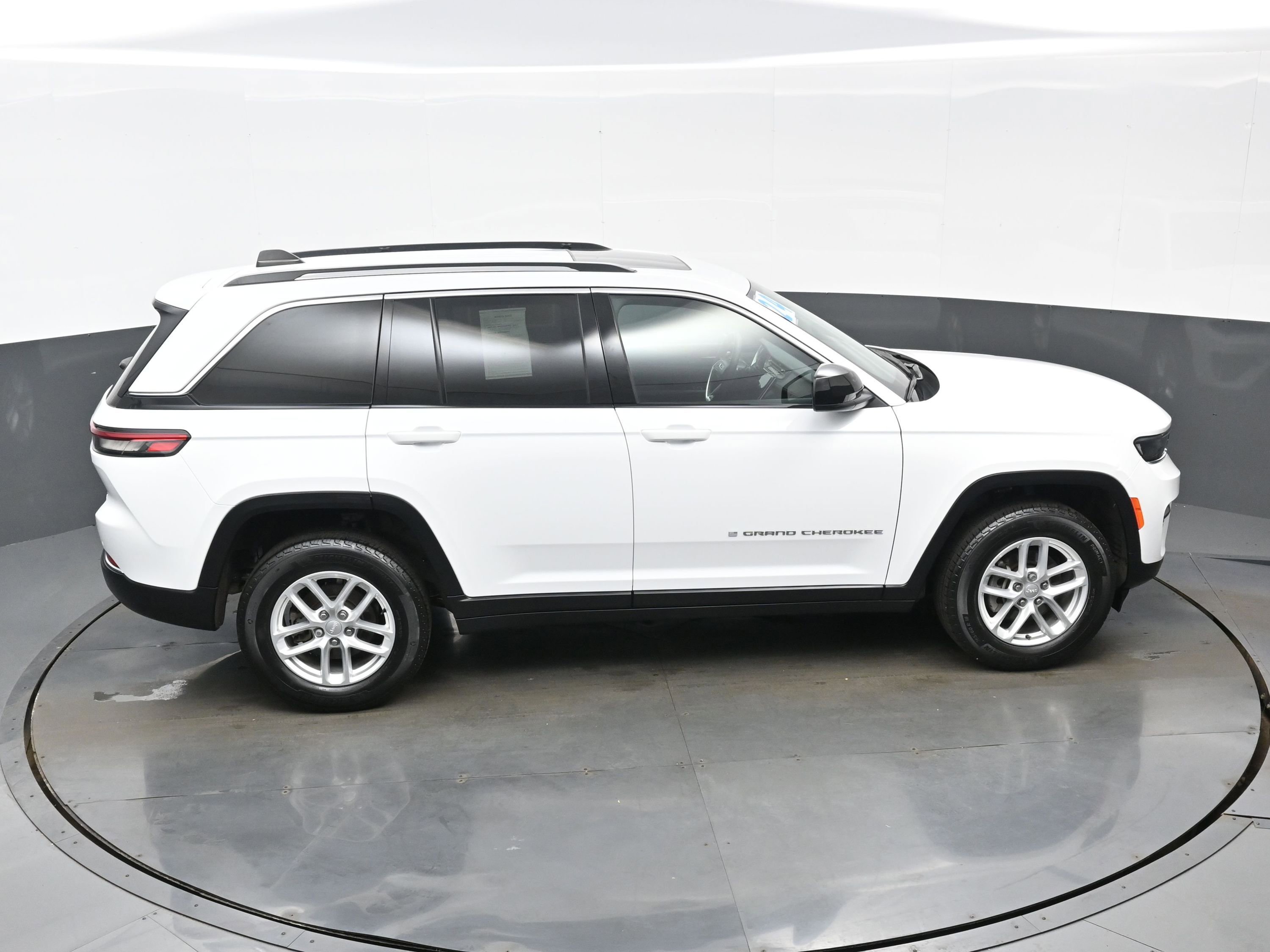 Used 2024 Jeep Grand Cherokee Laredo X image 37