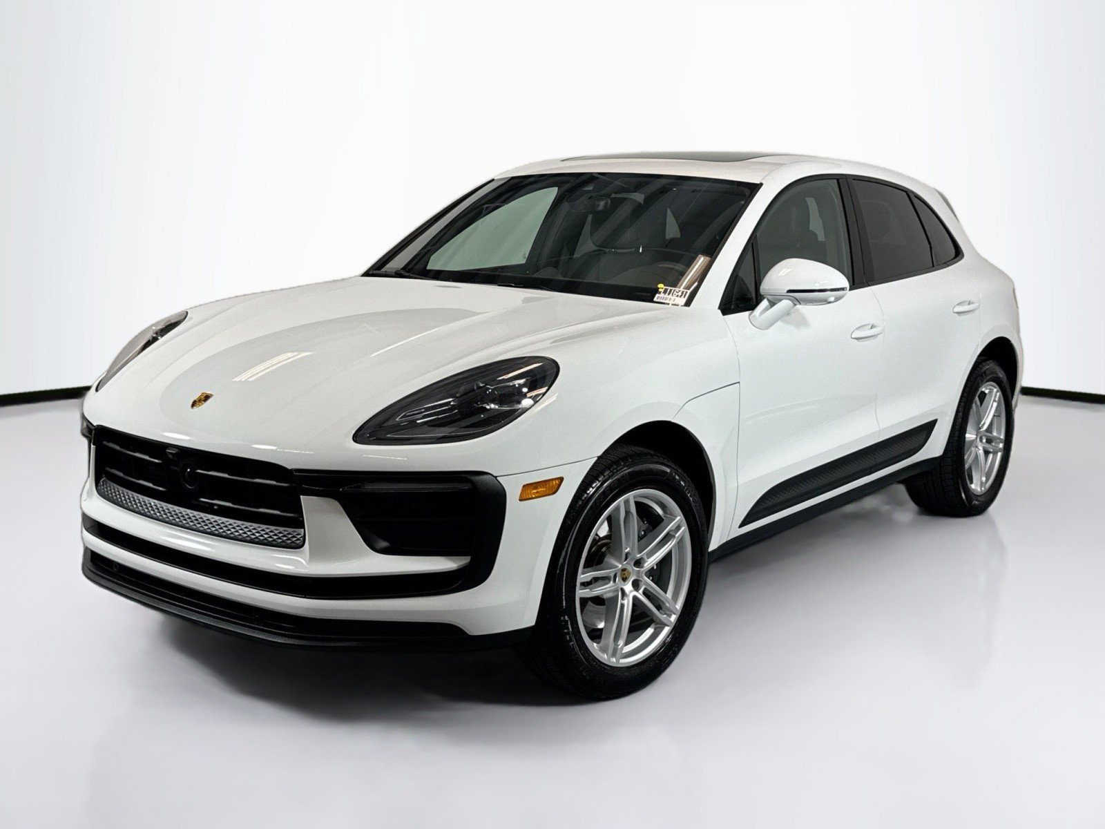 Certified 2025 Porsche Macan image 1