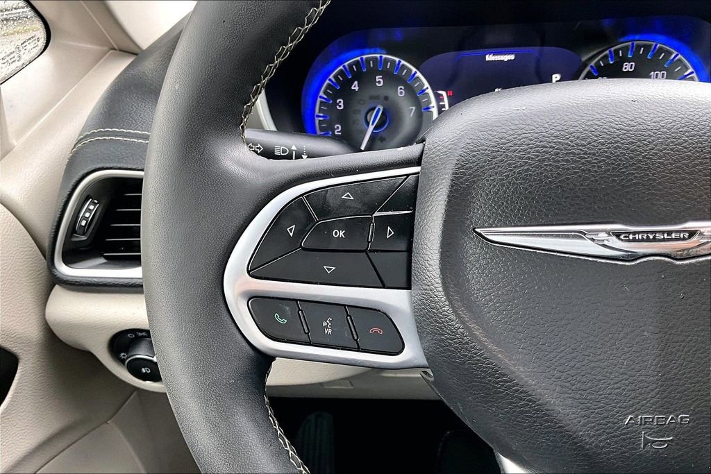 Used 2023 Chrysler Pacifica Touring-L FWD image 15