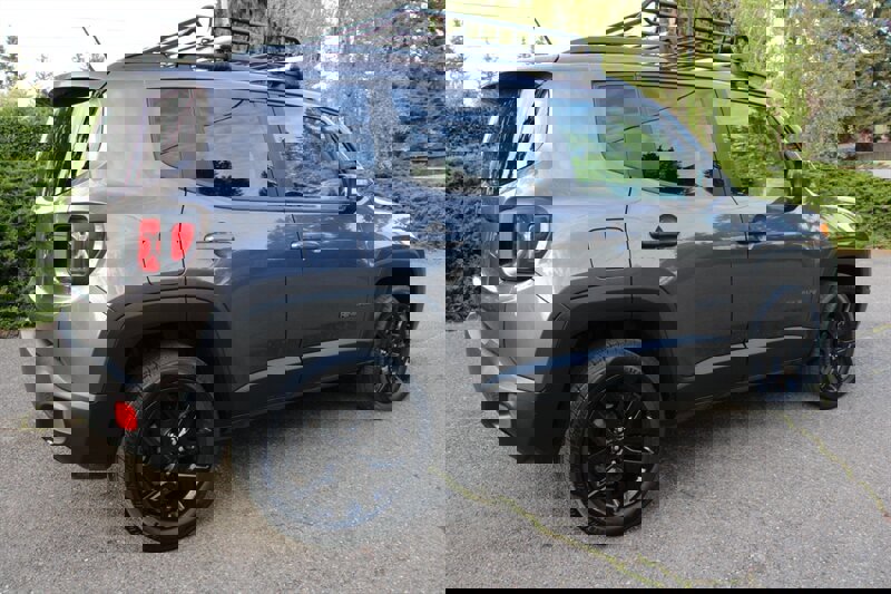 Used 2017 Jeep Renegade Altitude AWD/4WD image 3