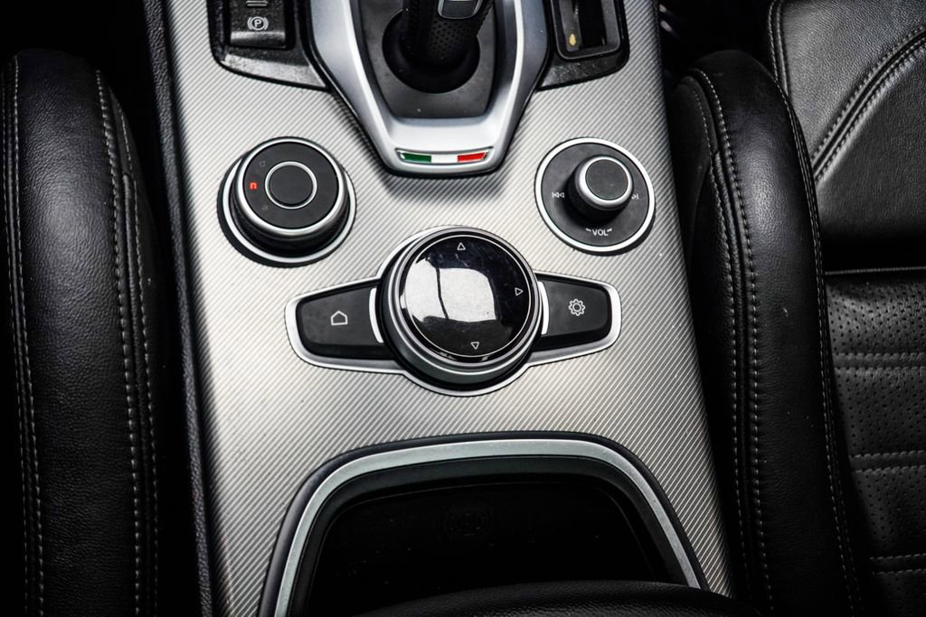 Used 2023 Alfa Romeo Stelvio Veloce AWD/4WD image 21