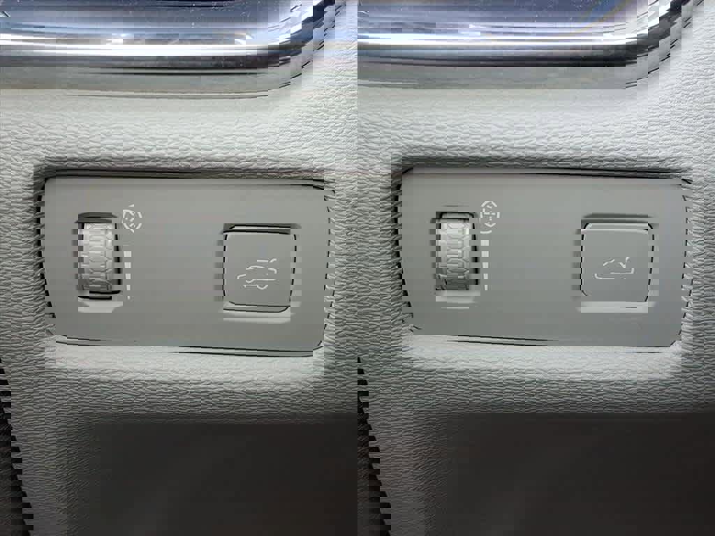 Used 2020 Volvo S60 T6 Momentum image 17