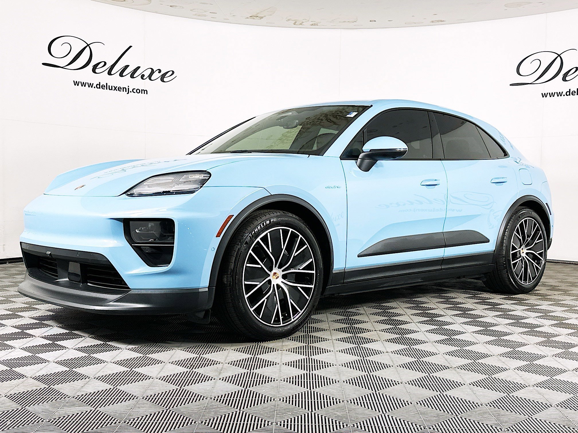 Used 2024 Porsche Macan 4 Electric w/ Premium Package AWD/4WD image 3