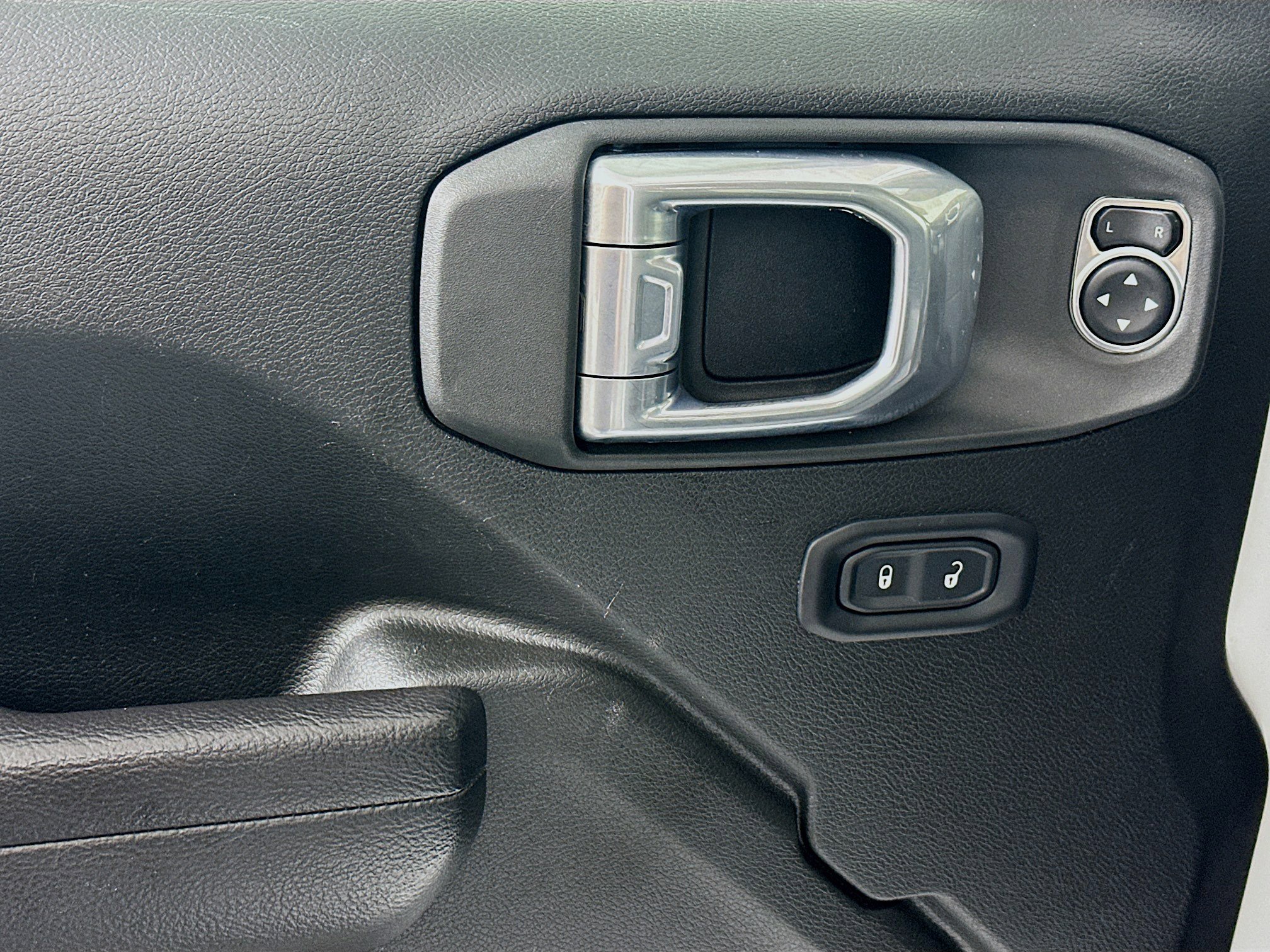 Used 2025 Jeep Wrangler Sport S AWD/4WD image 15