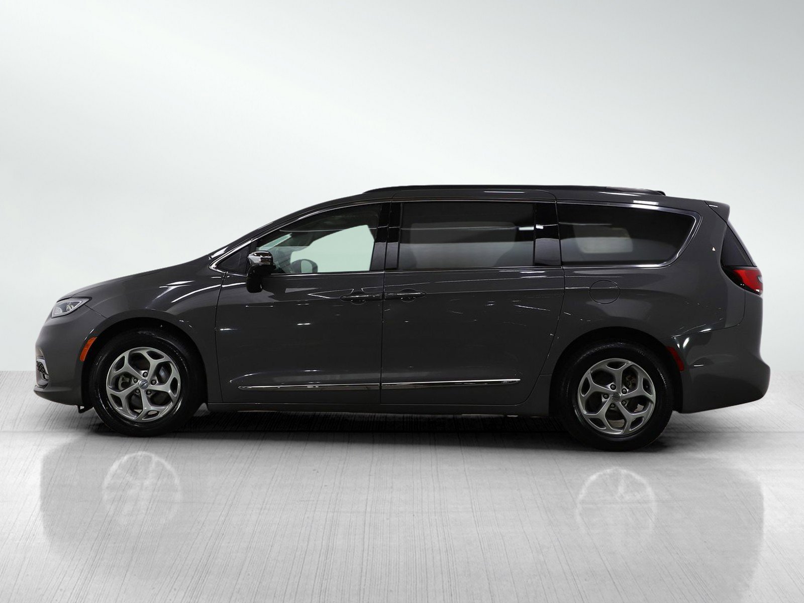 Used 2023 Chrysler Pacifica Limited image 2