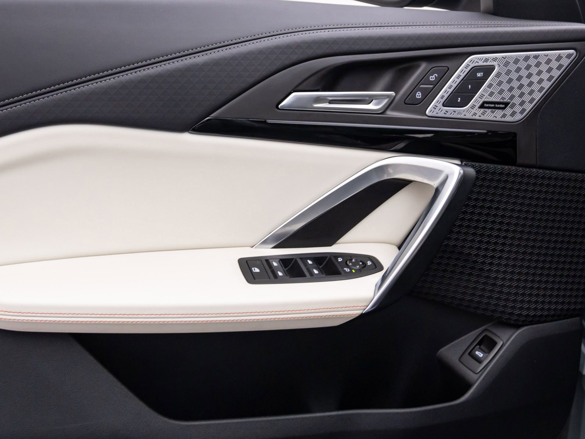 Used 2025 BMW X2 xDrive28i w/ Premium Package image 12