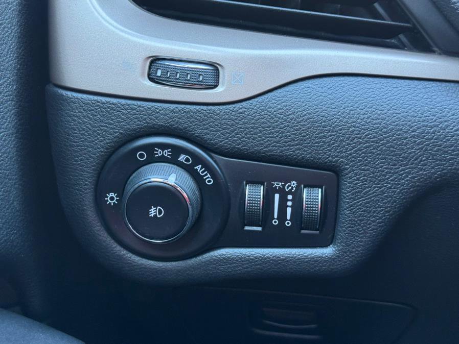 Used 2016 Jeep Cherokee Latitude w/ Safety/Convenience Group image 23