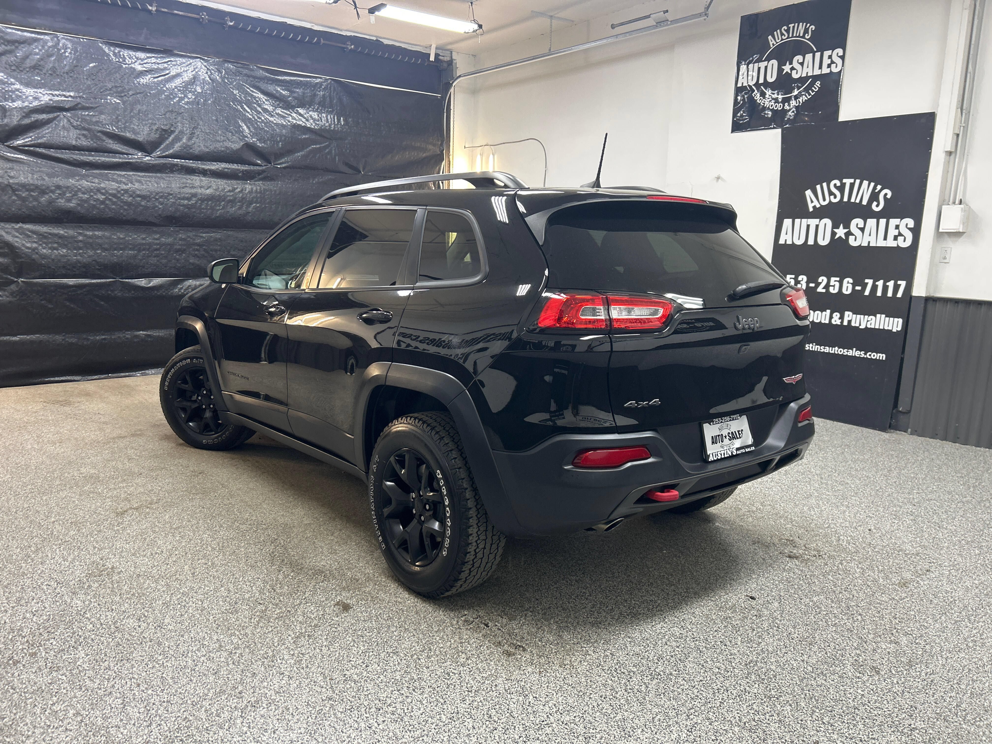 Used 2017 Jeep Cherokee Trailhawk w/ Comfort/Convenience Group AWD/4WD image 4