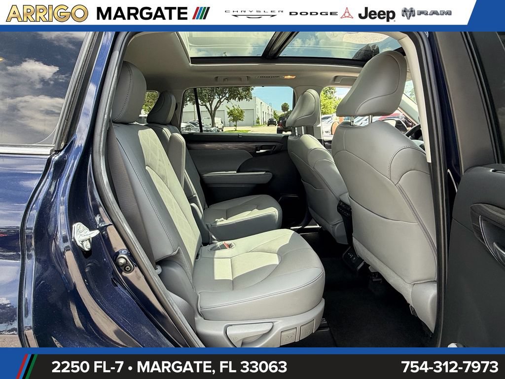Used 2024 Toyota Highlander Platinum FWD image 18