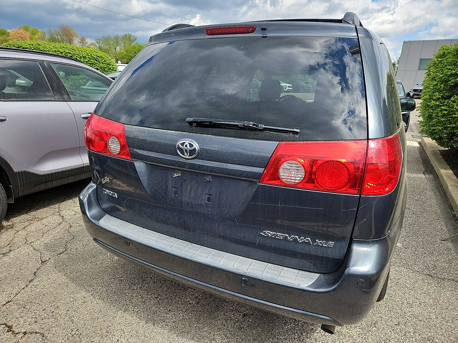 Used 2010 Toyota Sienna XLE FWD image 4