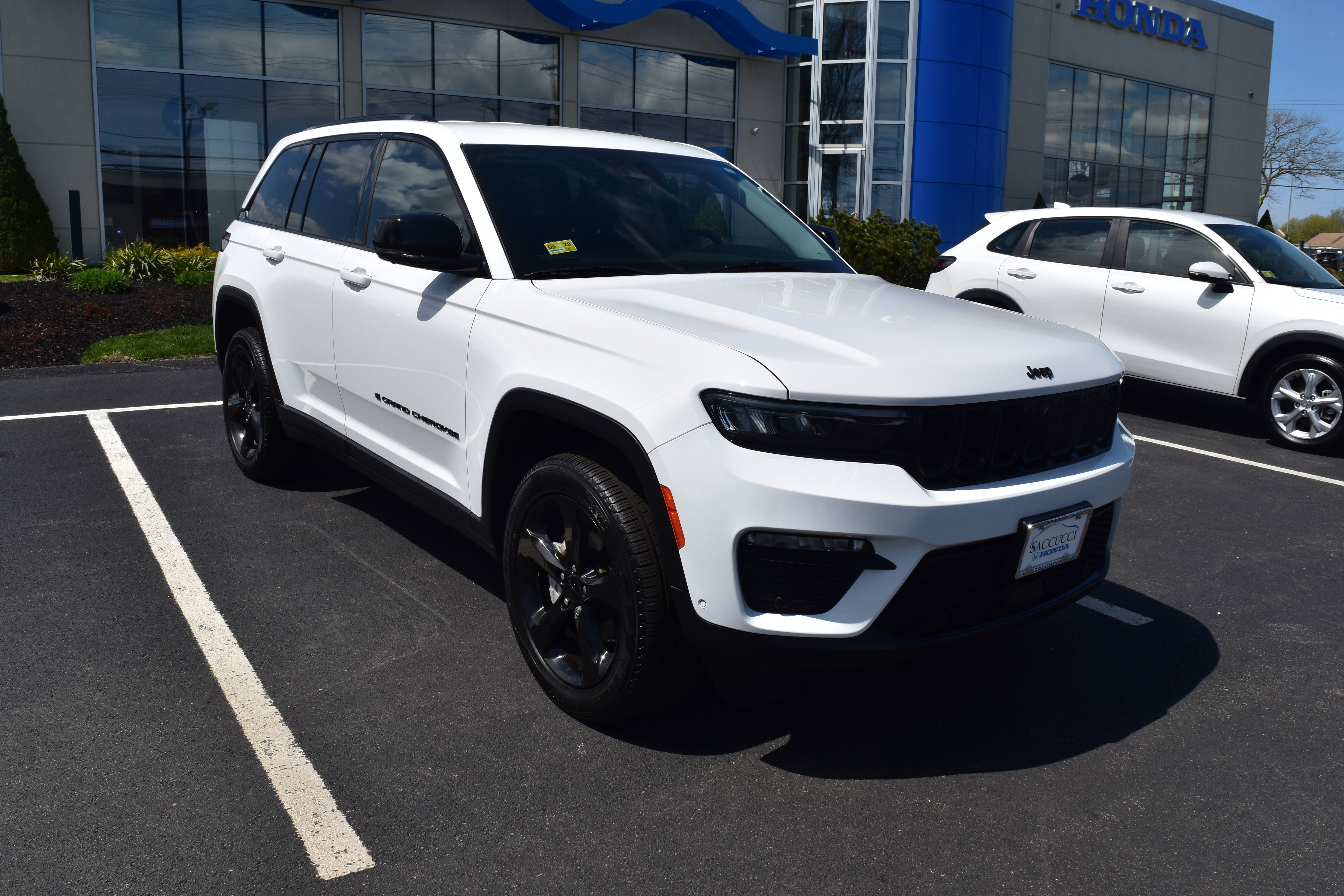 Used 2023 Jeep Grand Cherokee Limited w/ Luxury Tech Group II AWD/4WD image 2