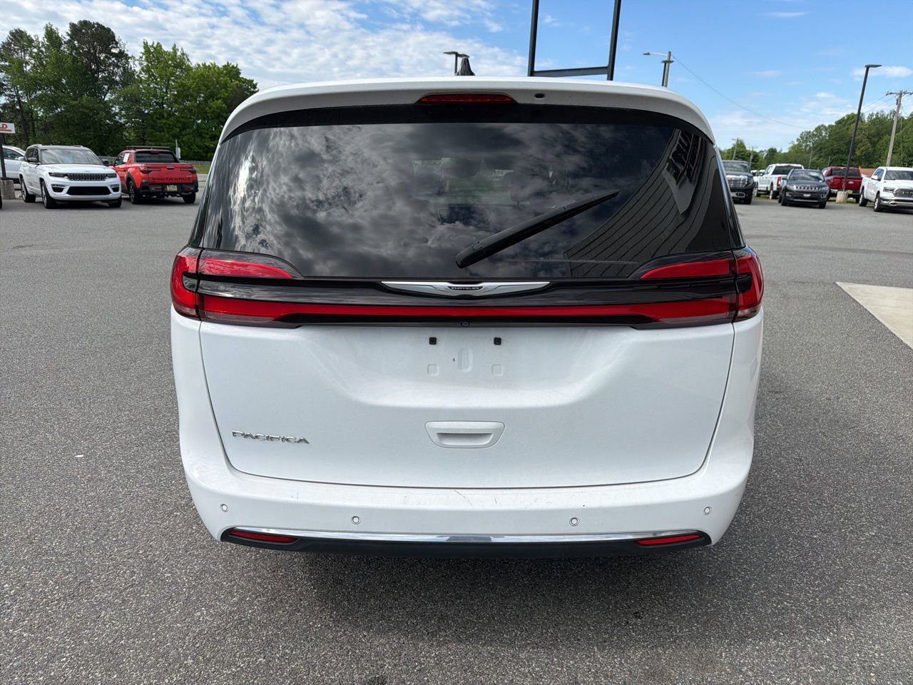 Used 2023 Chrysler Pacifica Touring-L image 6