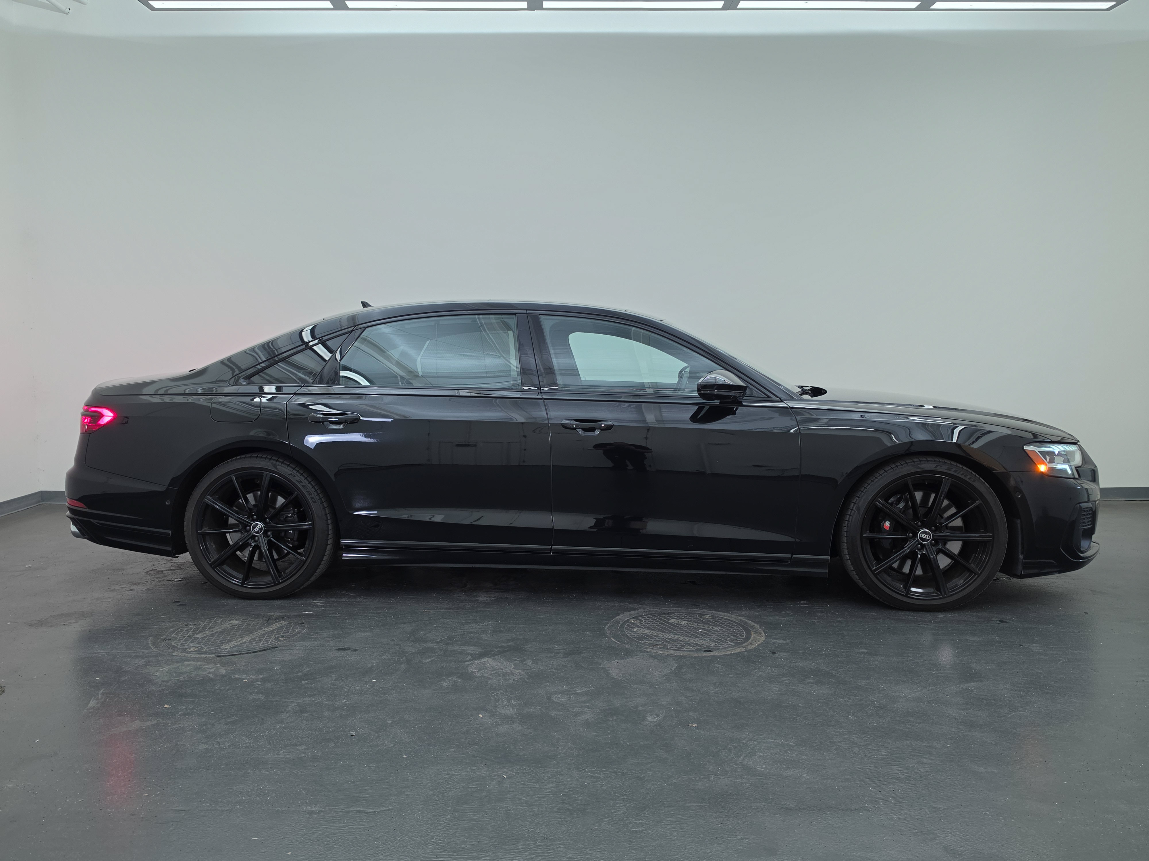 Used 2022 Audi S8 w/ S8 Comfort Plus Package AWD/4WD image 2