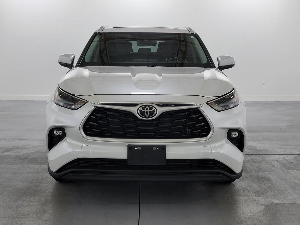Used 2022 Toyota Highlander XLE AWD/4WD image 3