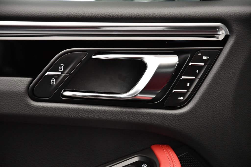 Used 2025 Porsche Macan Turbo image 36