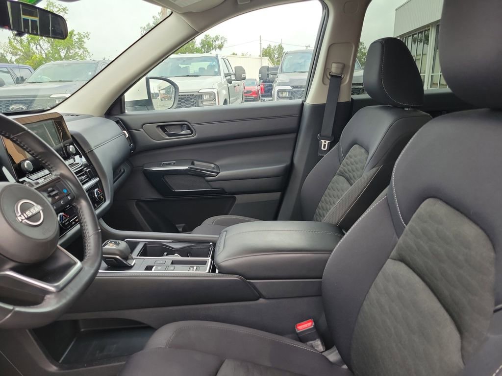 Used 2024 Nissan Pathfinder SV FWD image 15