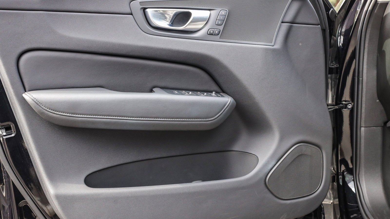 Used 2025 Volvo XC60 B5 Plus image 20