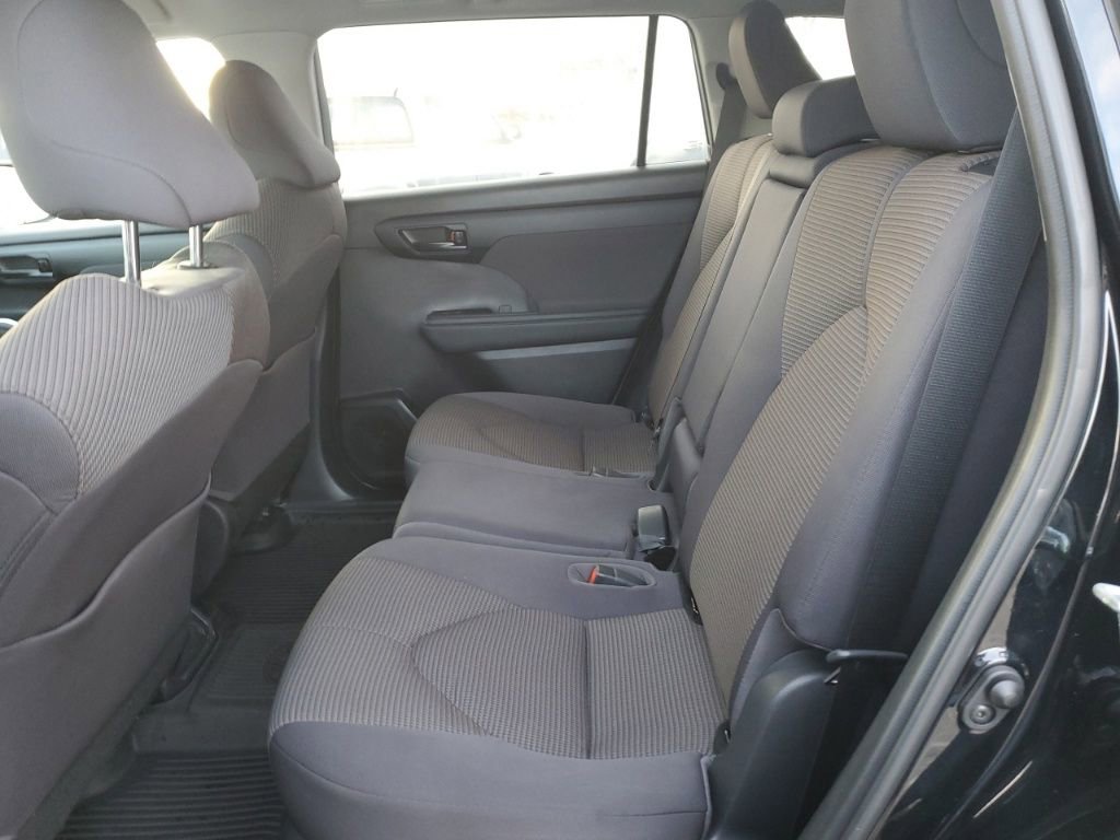Used 2023 Toyota Highlander LE image 25