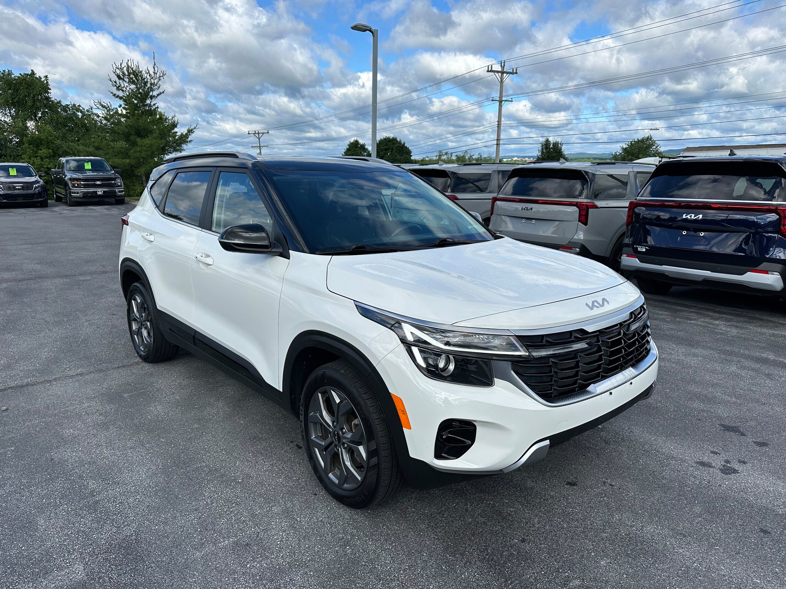 Used 2024 Kia Seltos S AWD/4WD image 3