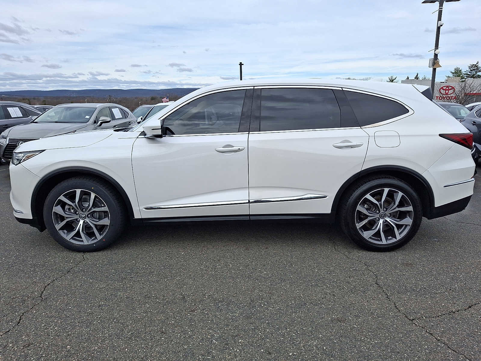 Used 2023 Acura MDX SH-AWD w/ Technology Package image 6