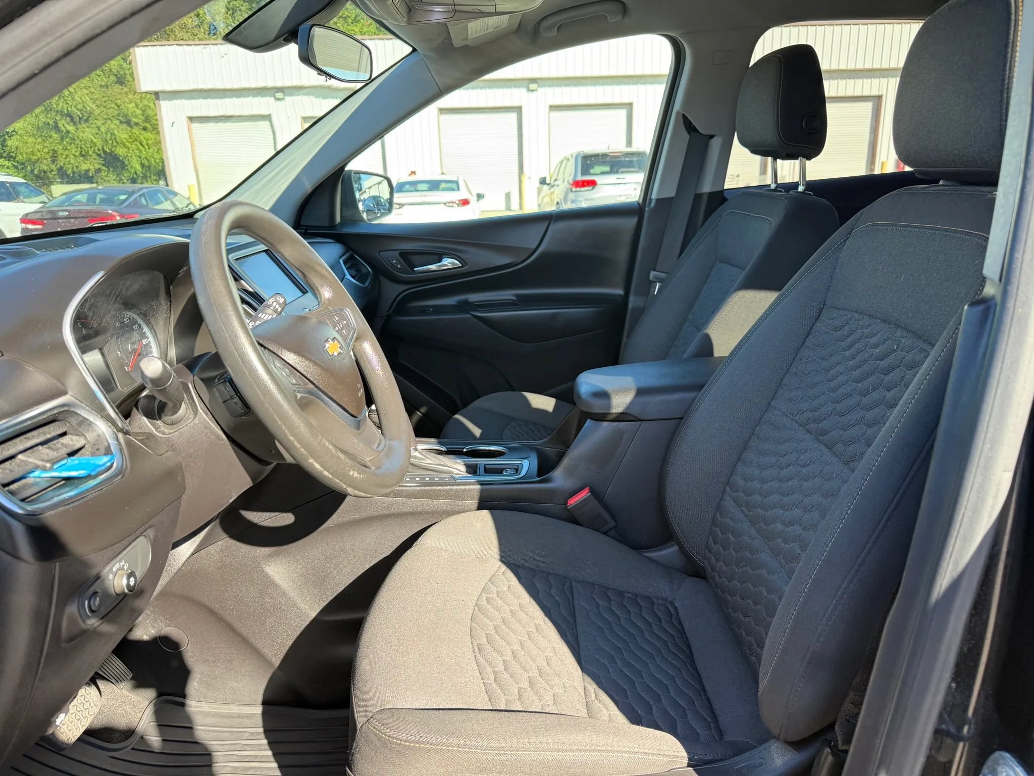 Used 2018 Chevrolet Equinox LT FWD image 2