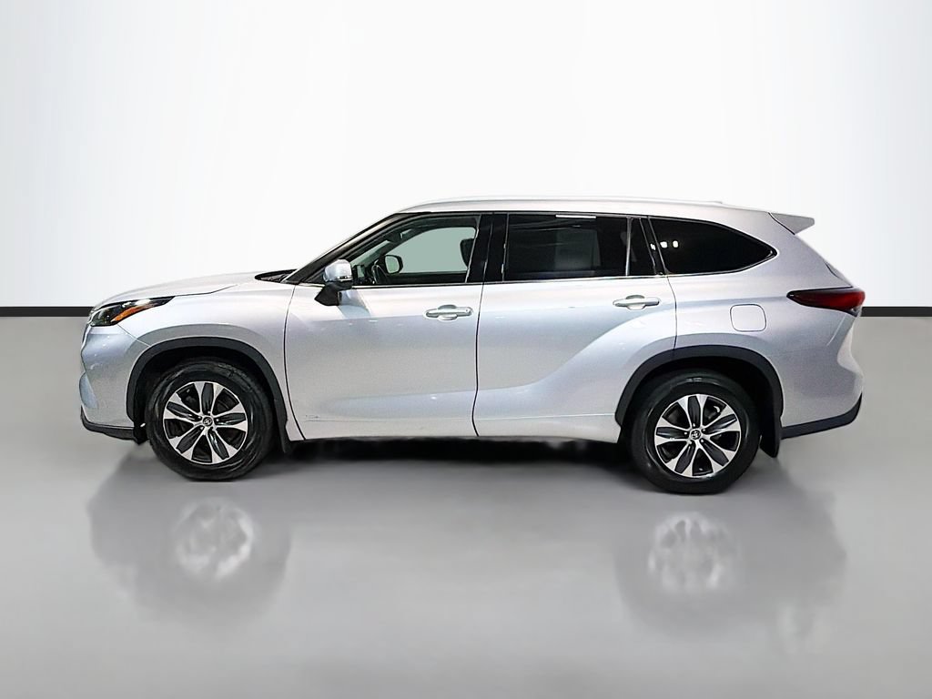 Used 2022 Toyota Highlander XLE AWD/4WD image 6