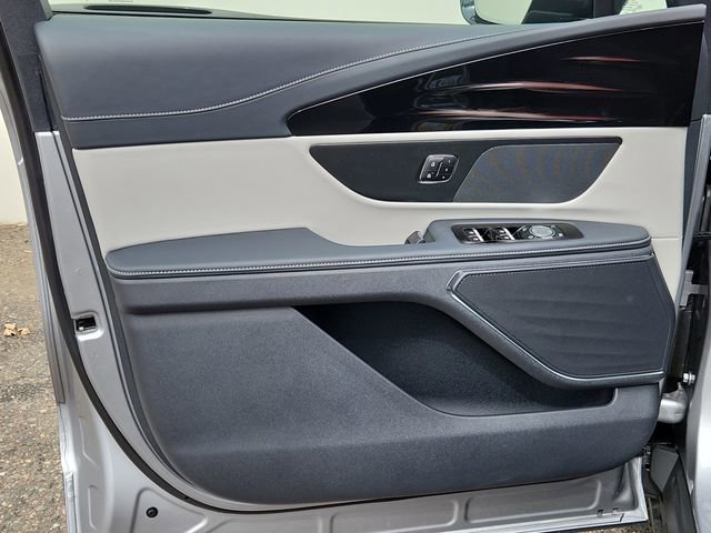 New 2025 Lincoln Nautilus Premier image 7