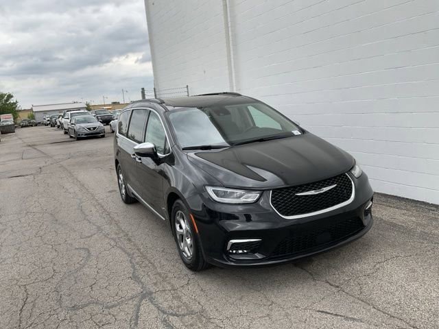 Used 2023 Chrysler Pacifica Limited image 1
