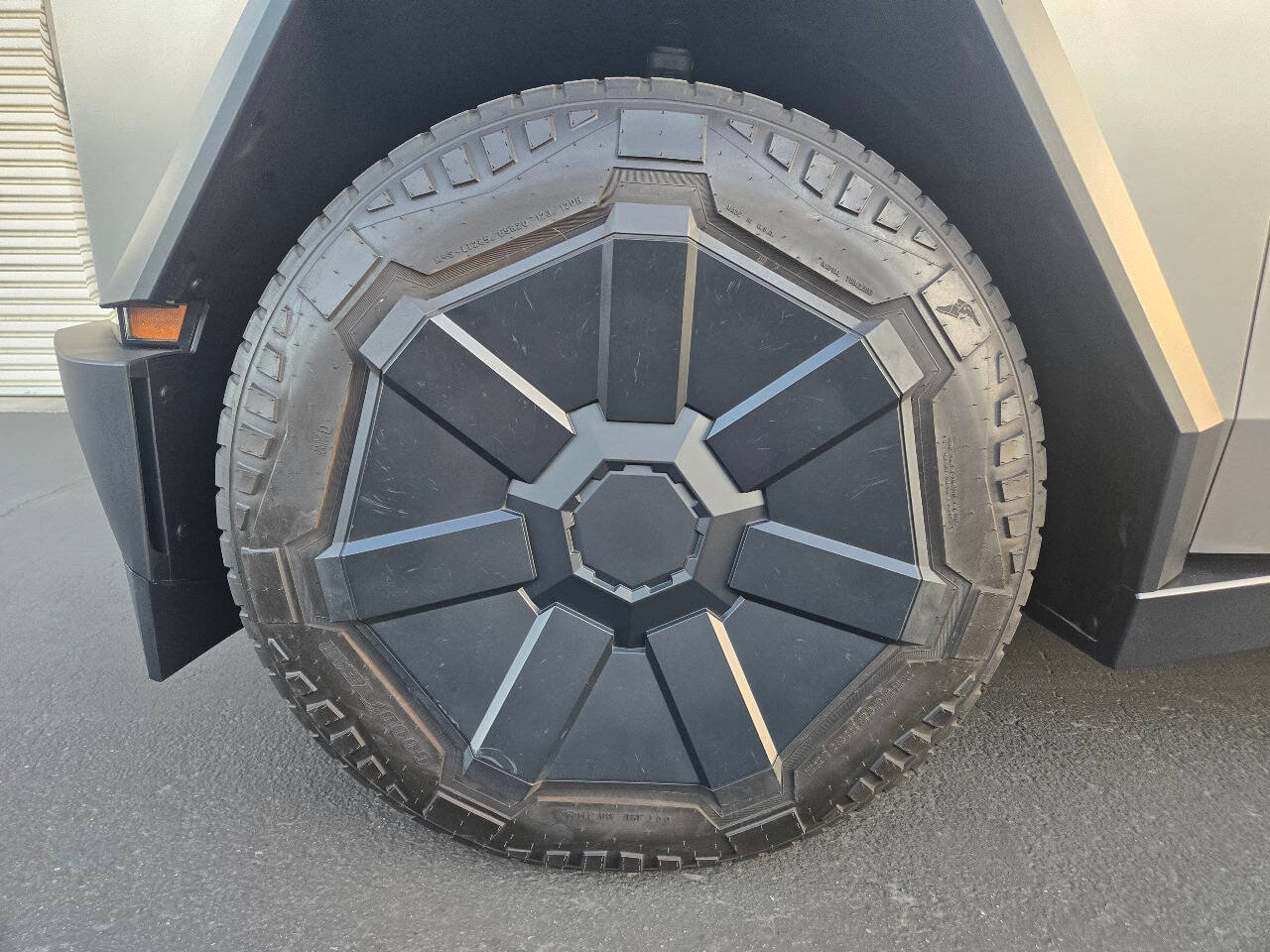 Used 2024 Tesla Cybertruck AWD Crew Cab image 17