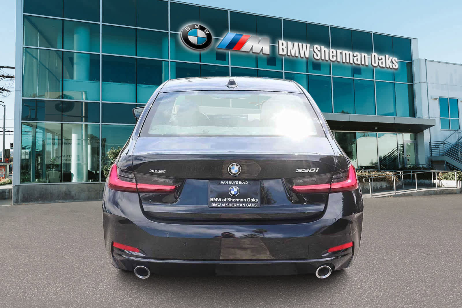 Used 2024 BMW 330i xDrive Sedan w/ Premium Package AWD/4WD image 5
