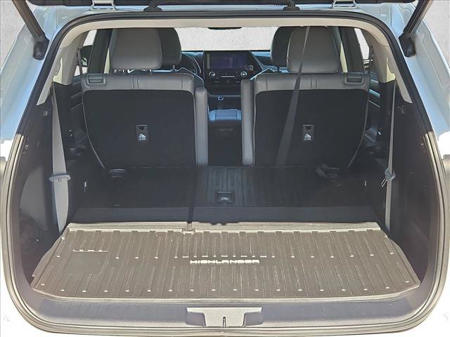 Used 2023 Toyota Highlander XLE AWD/4WD image 6