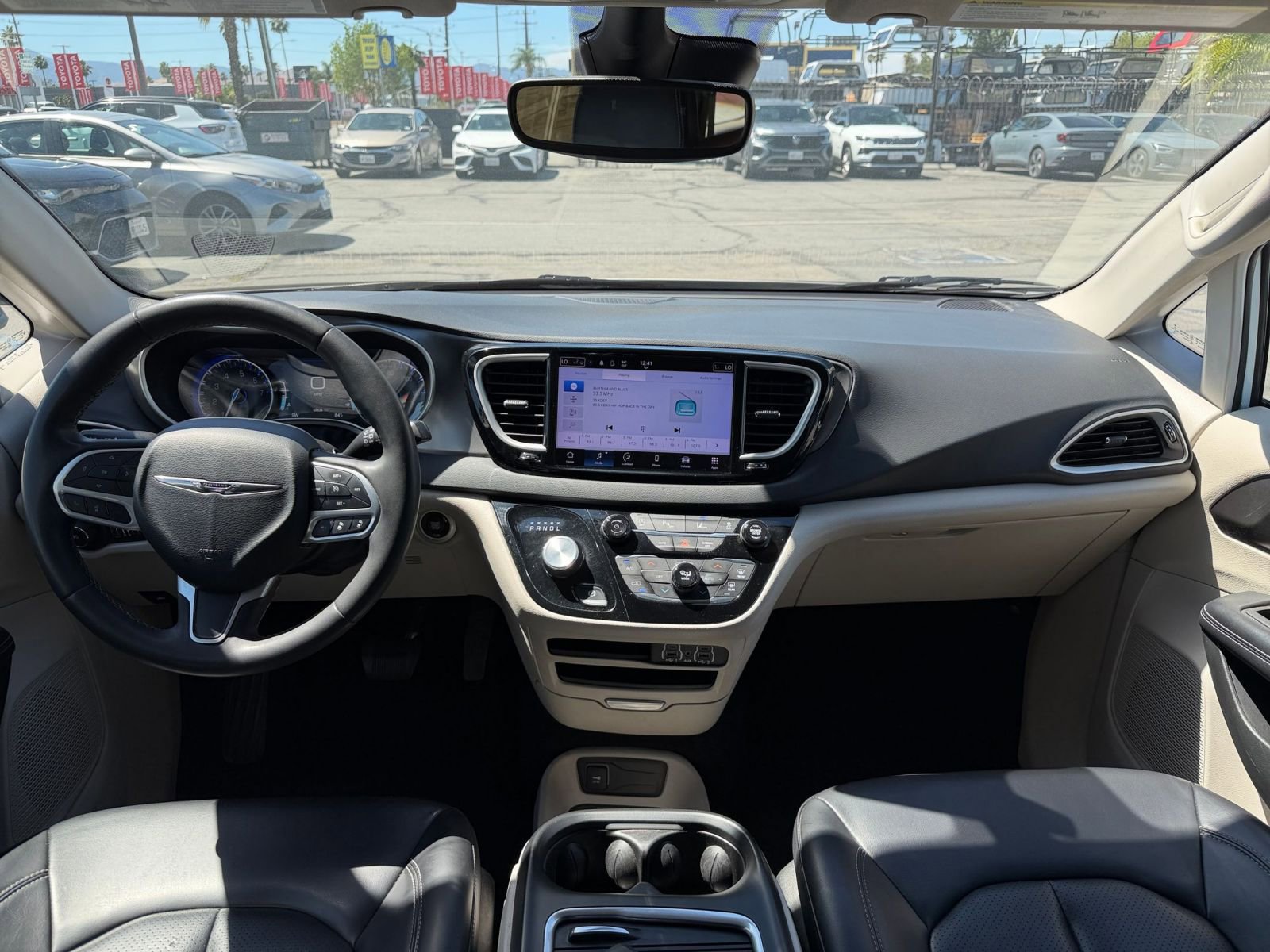 Used 2023 Chrysler Pacifica Touring-L image 36